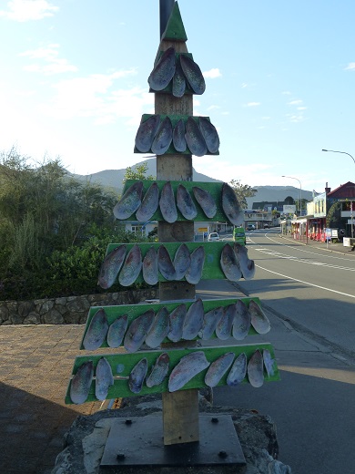 A green-mussel Christmas tree in Havelock, Nov 2015